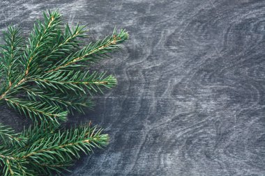 Ahşap arka planda noel ağacı