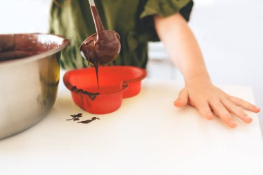 Çocuk çikolatalı kurabiye hazırlıyor.