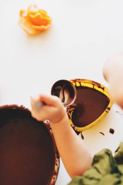 Çocuk çikolatalı kurabiye hazırlıyor.