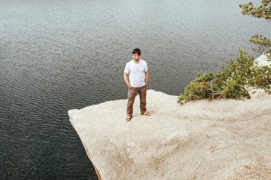 Gezgin bir kayanın üzerinde duruyor.