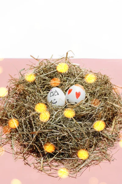 イースターは草の巣に卵を描いた かわいい幸せとロマンチックな顔 心を愛する 最小限のコンセプト 明るいライト コピースペース — ストック写真
