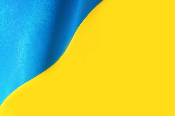 乌克兰的国旗被漆成黄色和蓝色 织物上有美丽的波浪 复制空间 — 图库照片