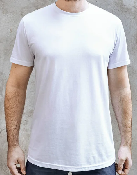 Een man in een wit T-shirt — Stockfoto