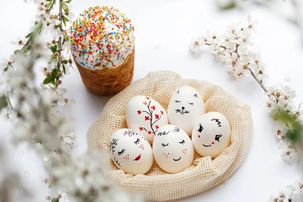 Oeufs de Pâques sur fond blanc — Photo