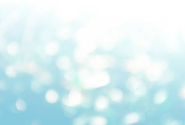 Parlak, soyut kış arkaplanının çözünürlüğünü beyaz ve mavi güneş lekeleriyle bozmuş. Bokeh. Bayram festivali konsepti. Uzayı metin için kopyala. Mutlu Noeller ve mutlu yıllar.