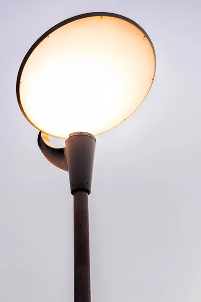 Kerek Utcai Lámpa Ragyog Sárga Fény Alkonyatkor — Stock Fotó