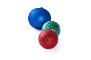 Kırmızı, yeşil ve mavi Noel topları beyaz arka planda oyuncaklar. Kış tatili konsepti. Metin için Boşluğu Kopyala Kartı.