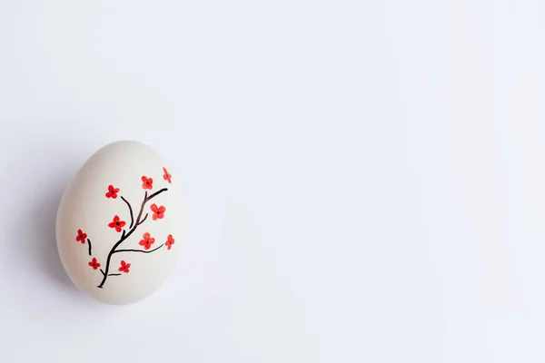 Happy Easter White Egg Beautiful Which Beautifully Painted Tree Red — ストック写真