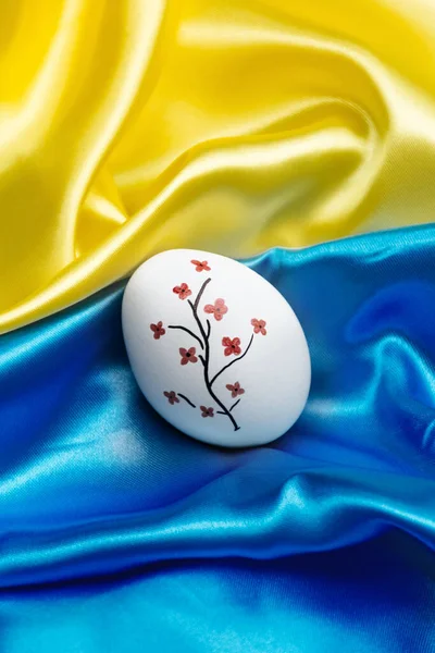 Вертикальне Фото Біле Великоднє Яйце Синьому Жовтому Державному Шовковому Прапорі — стокове фото
