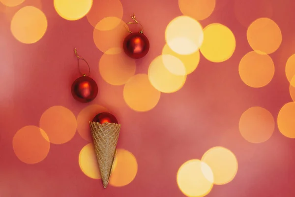 Рождественские Шарики Вафельном Конусе Красном Фоне Оранжевый Яркий Боке Круглые — стоковое фото