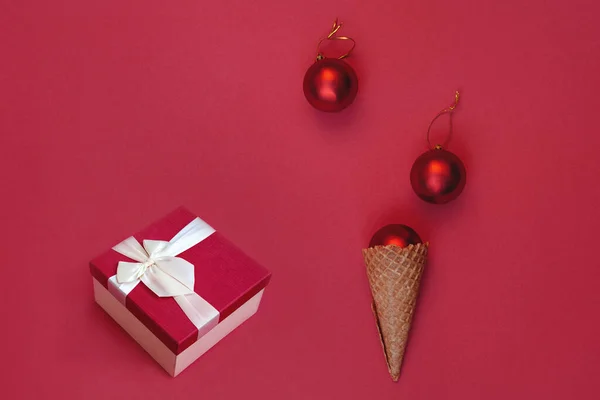 Bolas Navidad Cono Gofre Caja Regalo Con Cinta Sobre Fondo —  Fotos de Stock