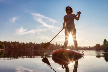 Stand-up 'ta kürek çeken Maceracı Kafkas Yetişkin Kadın