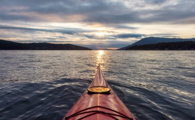 Pasifik Okyanusunda deniz kanosu kürek çekiyor..