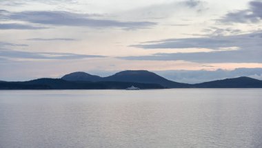 Pasifik Okyanusunda BC Feribot Bulutlu yaz sabahı gündoğumunda