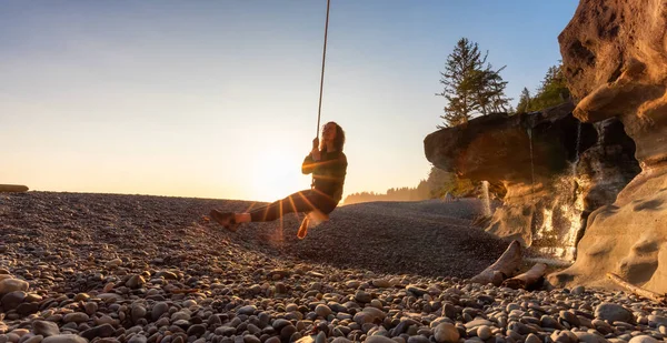 Avontuurlijke blanke vrouw op Sandcut Beach aan de westkust — Stockfoto