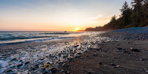 Pasifik Okyanusunun batı kıyısındaki Sandcut Plajı.