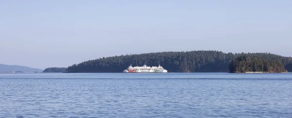 BC Ferries passant par les îles Gulf par une journée ensoleillée d'été. — Photo