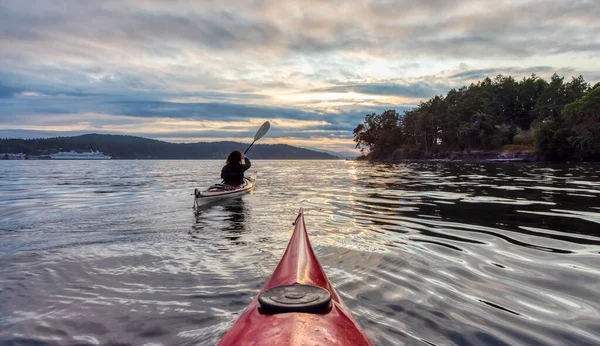 Femme aventureuse en kayak de mer pagayant dans l'océan Pacifique. — Photo