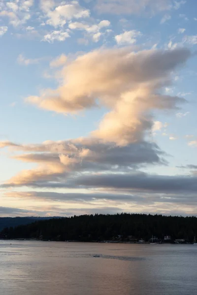 Tekintse meg a színes felhős táj drámai naplemente. — Stock Fotó