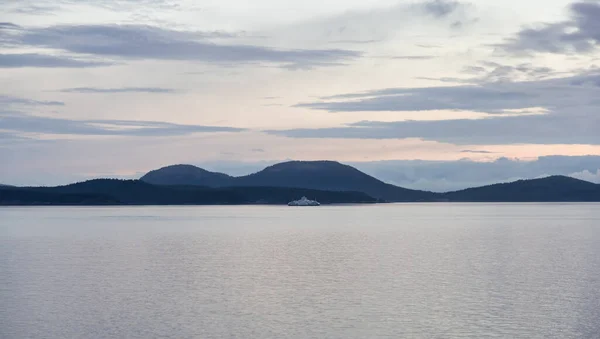 BC Ferries Boot im Pazifik bei bewölktem Sommermorgen Sonnenaufgang — Stockfoto