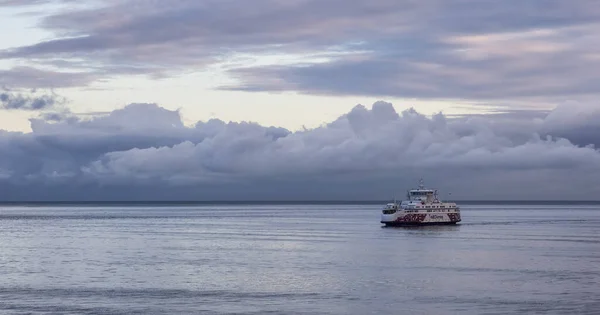 BC Ferries Bateau dans l'océan Pacifique pendant la matinée nuageuse d'été lever du soleil — Photo