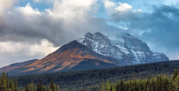 Montaña rocosa canadiense Paisaje . —  Fotos de Stock