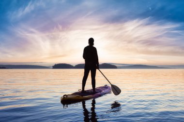 Stand Up Paddle tahtasında Maceracı Kafkas Yetişkin Kadın