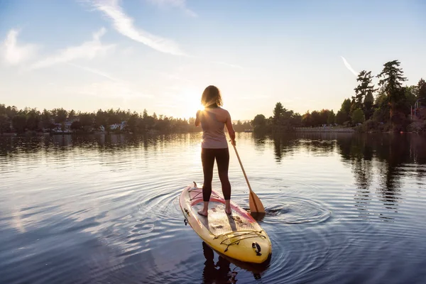 Aventurero caucásico adulto mujer remando en un stand up paddle board —  Fotos de Stock