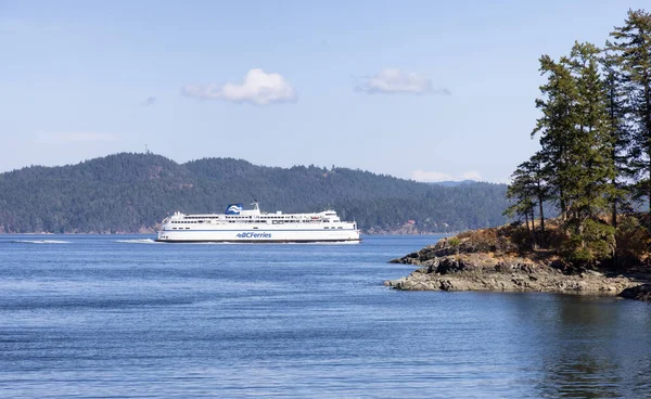 BC Ferries passing by the rocky shores of Gulf Islands — Stock Photo, Image