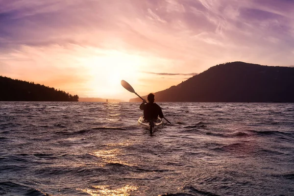 태평양에서 카누를 타고 노를 젓고 있는 탁월 한 여자. — 스톡 사진