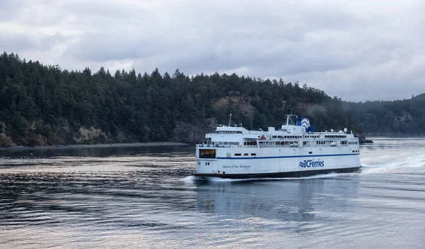 BC Ferries Σκάφος στον Ειρηνικό Ωκεανό κατά τη διάρκεια συννεφιασμένη καλοκαιρινή ανατολή — Φωτογραφία Αρχείου