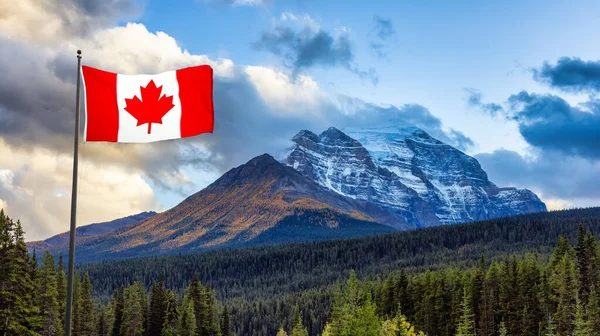 Canadian National Flag composite with Rocky Mountain Landscape на задньому плані. — стокове фото