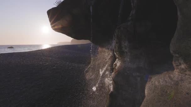 太平洋西海岸のサンドカットビーチでのユニークな岩の形成 — ストック動画