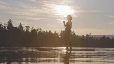 Stand-up 'ta kürek çeken Maceracı Kafkas Yetişkin Kadın