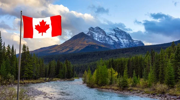 Канадский национальный флаг на фоне пейзажа Скалистых гор. — стоковое фото