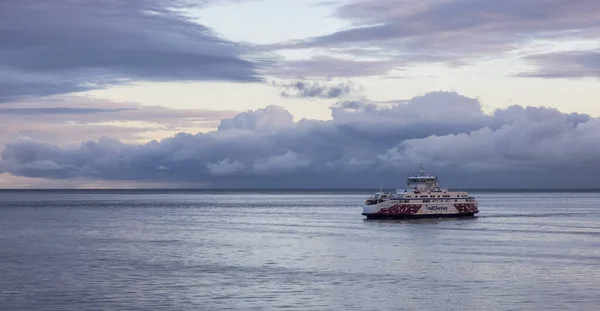 BC Ferries Barco en el Océano Pacífico durante el nublado amanecer de verano por la mañana —  Fotos de Stock