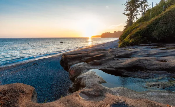 Unique Rock Formation at Sandcut Beach on the West Coast of Pacific Ocean — Stock Photo, Image