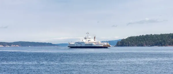 BC Ferries barco saindo do terminal na baía de Swartz durante o dia ensolarado de verão. — Fotografia de Stock
