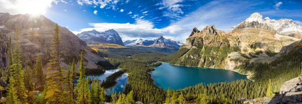Panoramic View of Glacier Lake with Canadian Rocky Mountains in Background. — Stock Photo, Image