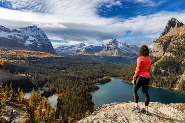 Caminhadas da mulher branca caucasiana aventurosa em montanhas rochosas canadenses. — Fotografia de Stock