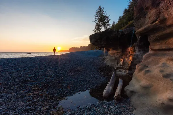 Femme blanche blanche et aventureuse à Sandcut Beach sur la côte ouest — Photo