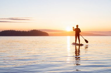 Stand Up Paddle tahtasında Maceracı Kafkas Yetişkin Kadın