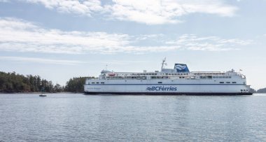 Güneşli yaz gününde Swartz Körfezi 'ndeki Terminalden kalkan BC Feribotları.