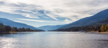 Kootenay Nehri 'nin manzarası. Sunny Fall Sezon Günü.