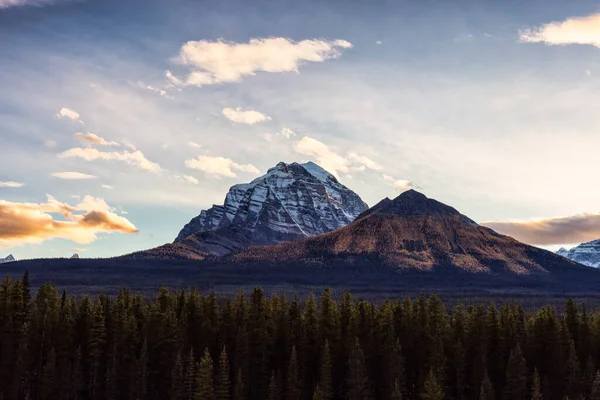 Kanadensiska Rocky Mountain Landskap. Höstsäsong Solnedgång himmel. — Stockfoto