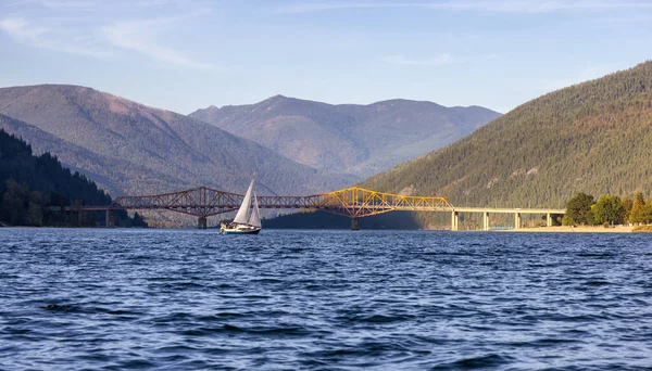 Big Orange Bridge v Nelsonu, BC, Kanada. Řeka Kootenay — Stock fotografie