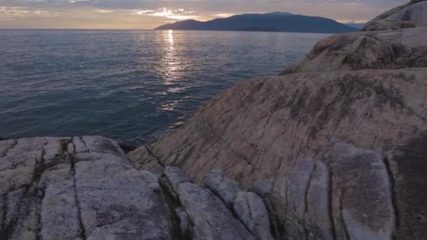 Blick auf einen Leuchtturmpark an einer felsigen Küste — Stockvideo