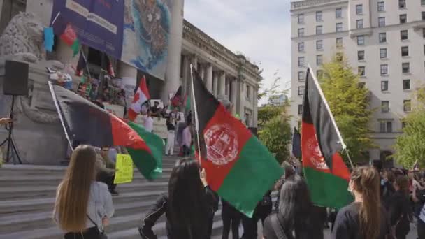 Multitud de personas protestando contra los talibanes para liberar Afganistán en la Galería de Arte. — Vídeo de stock