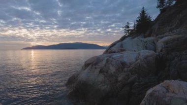 Kayalık bir sahilde Deniz feneri parkı manzarası