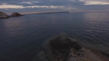 Kayalık bir sahilde Deniz feneri parkı manzarası